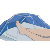 Photo mise en situation d'une personne utilisant l'arceau de lit. Cet arceau empêche les frottements et le contact des draps sur la peau.